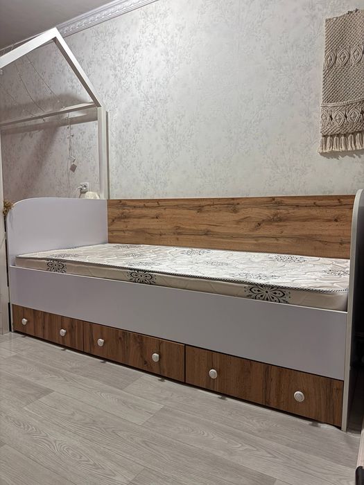 Кровать с матрасом