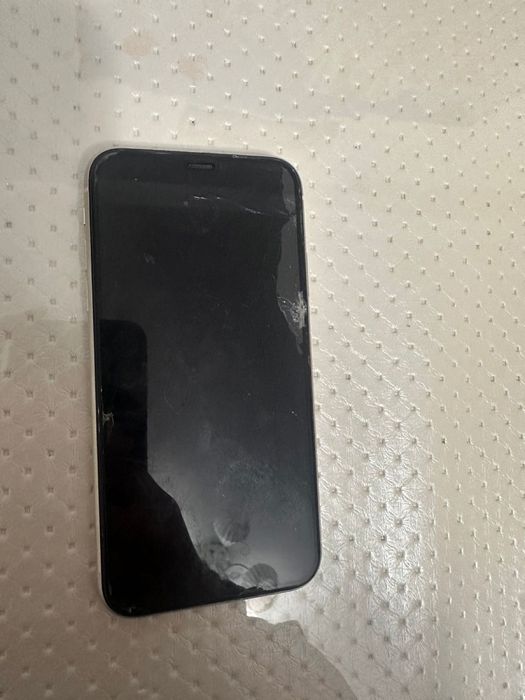 Айфон 11 не логает (74 емкост)