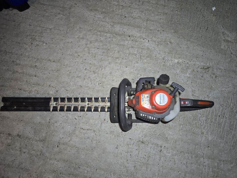Foarfeca tuns gard viu HUSQVARNA 123HD65 pe benzina