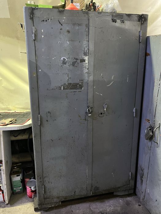 железный шкаф для инструментов