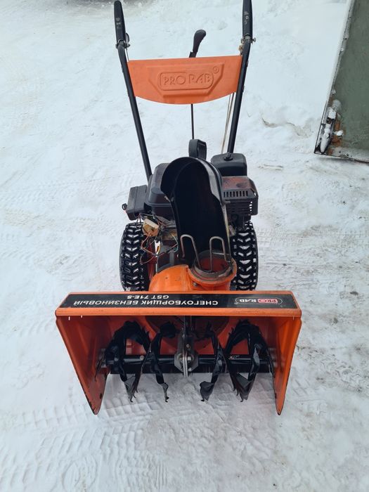 Продам снегоуборщик бензиновый