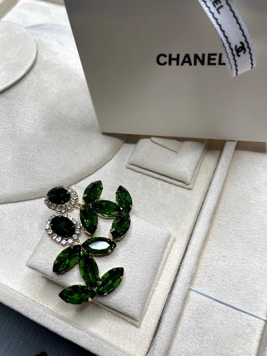 зелени обеци шанел chanel емералд красиви висящи с чантичка