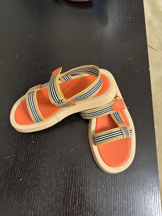 Босоножки и кеды.