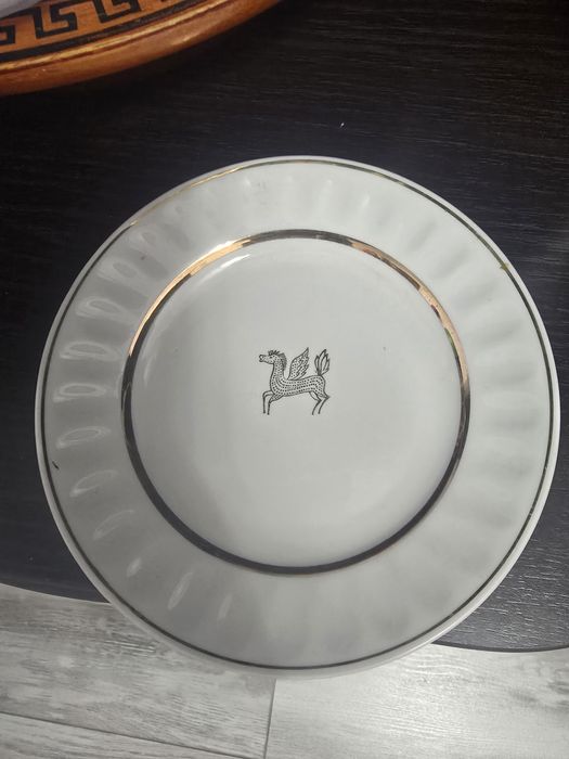 Продам тарелки и чашки