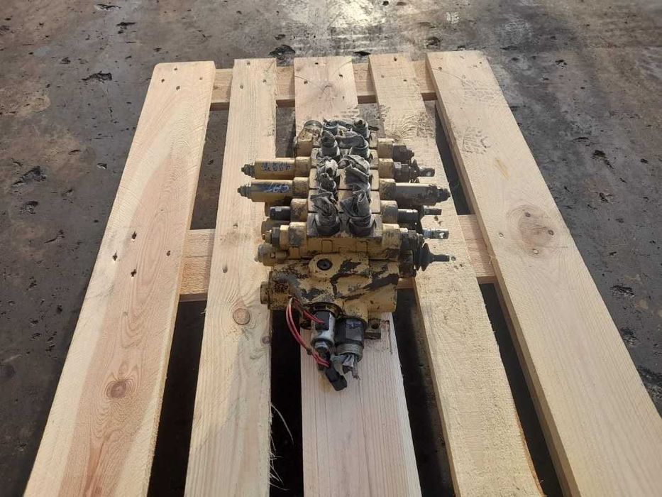 Distribuitor hidraulic Caterpillar 180-8603 buldoexcavator Caterpillar 428D