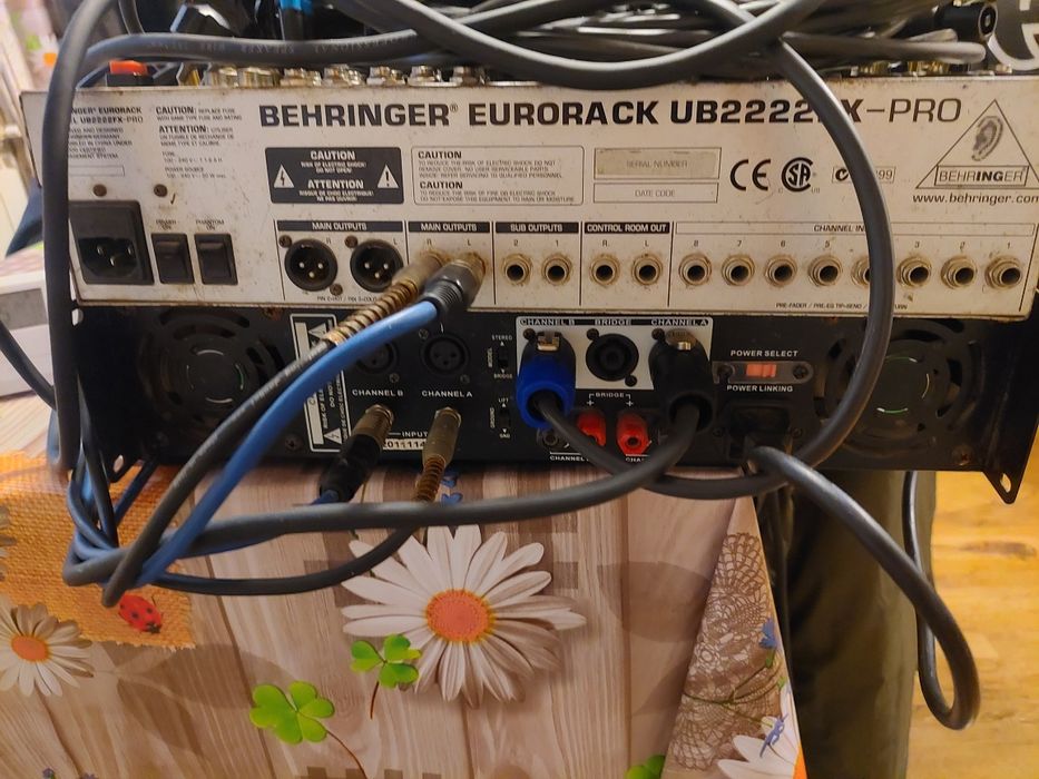 Vind 4 boxe ne ubmlate la ele cu cabluri stație mixer și 2 trepiezi