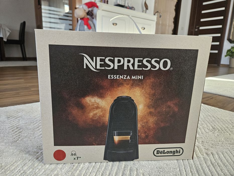 Espressor capsule Delonghi Nespresso + 47 capsule de cafea Nesprsso