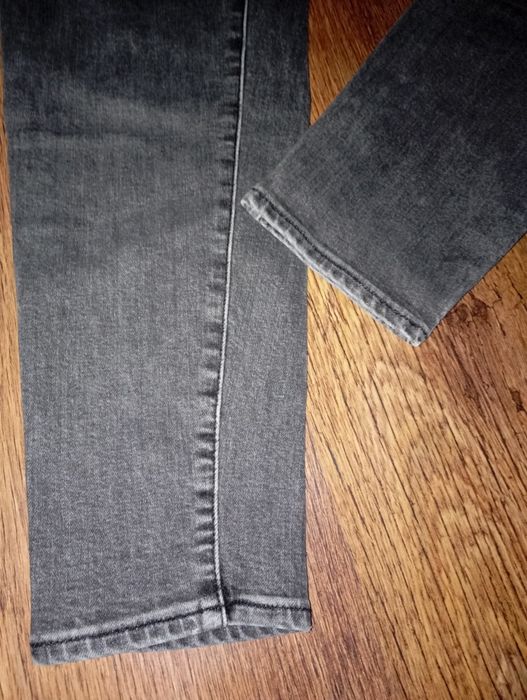 Blugi drepți,gri închis spre negru