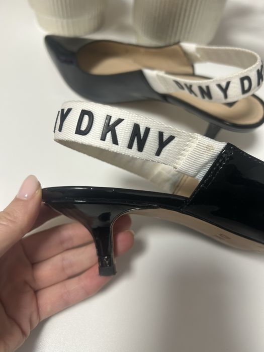 DKNY с остър връх, естествен лак, 40