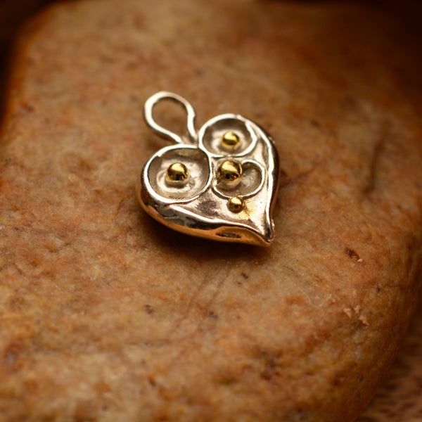 Ръчно изработен сребърен медальон 925 „Сърце с капчици роса“