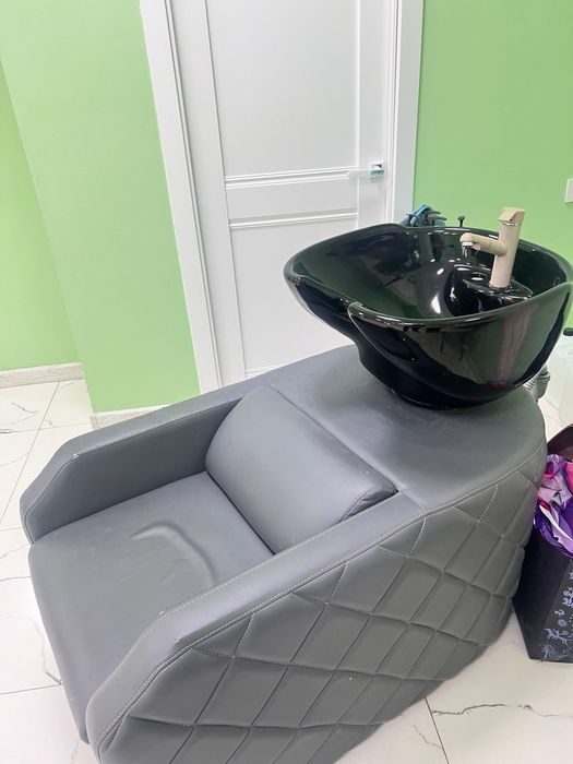 Парикмахерская мойка головы