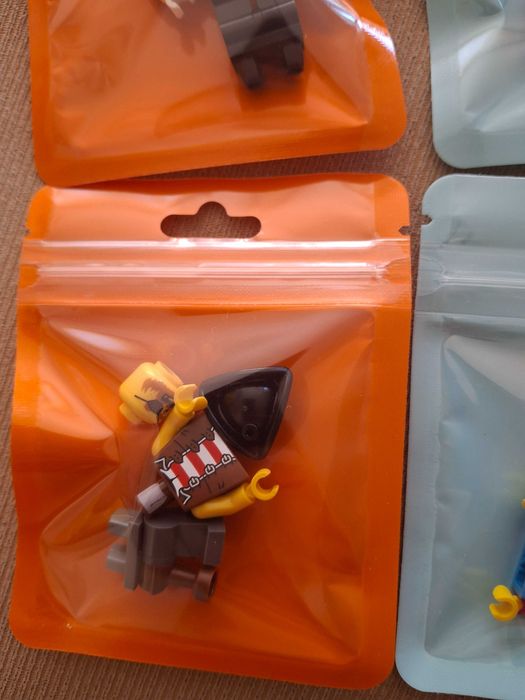 оригиниални минифигурки Лего LEGO® Minifigures за картонена торта/колекциониране/подарък