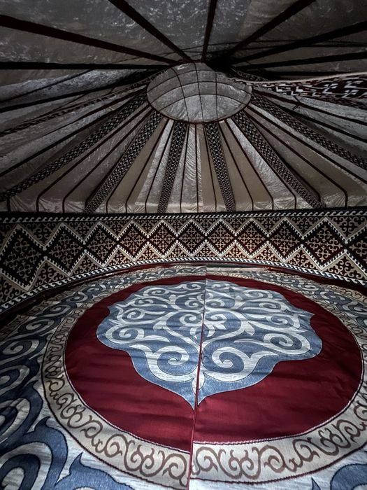 Продам юрту с подиумом с коврами комплект