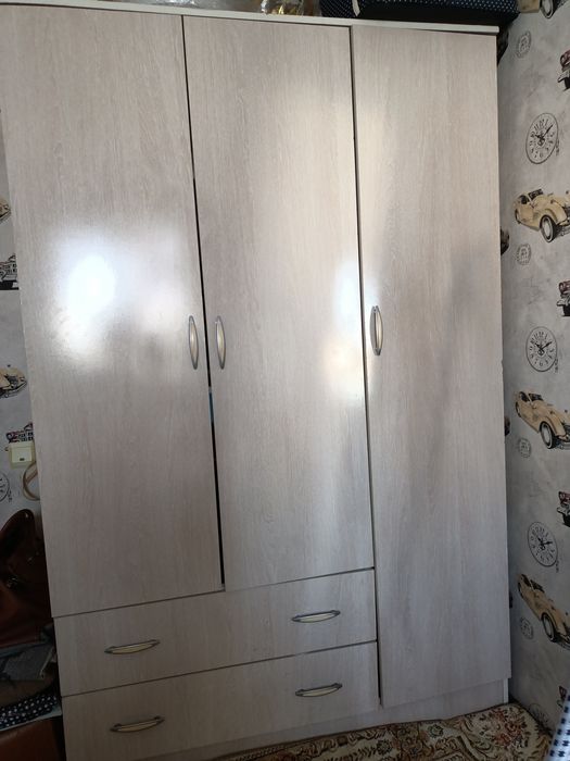 Шифонер б/у, трёхдверный