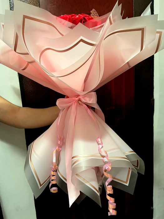 Buchet trandafiri de sapun in ambalaj bufant