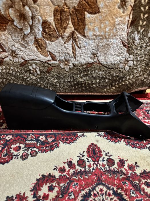 Продам оригинальный  подлокотник от тоиоты карина е