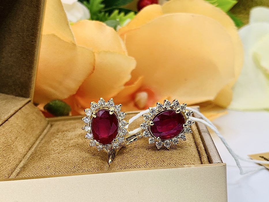 Статные золотые серьги с бриллиантами и Рубинами