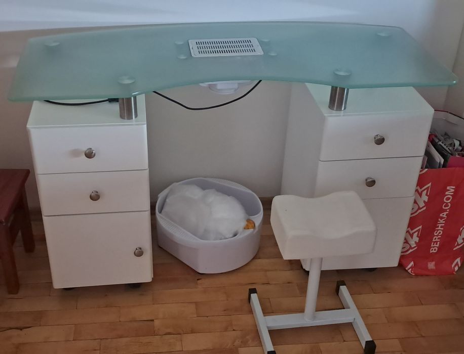 Vând masă manichiura si scaun! Codiță manichiură si suport!
