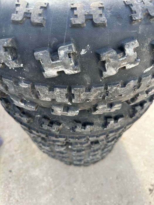 Гуми maxxis razr2