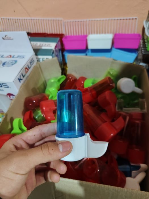 Попугай и клетки