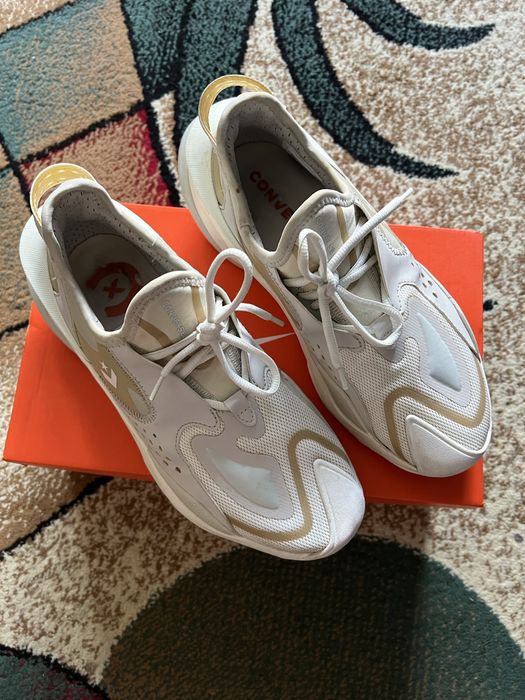 Converse albi cu siret