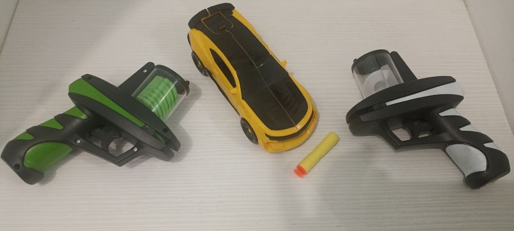 Бъмбълби Трансформърс кола-пистолет + два пистолета - изстрелвачки