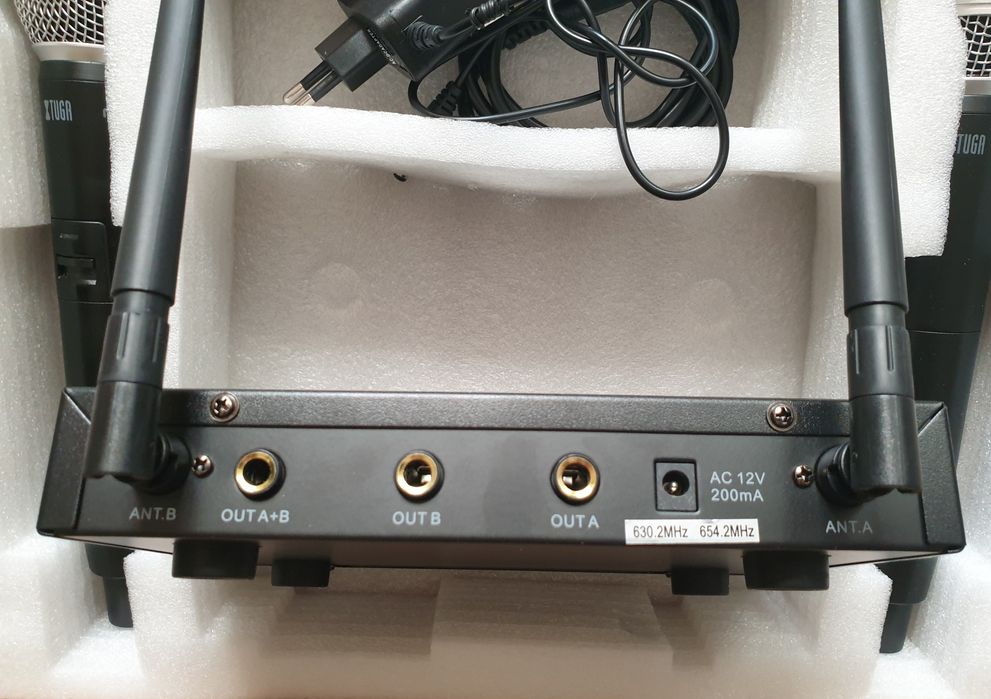 Microfon fără fir karaoke 2 microfoane.   XTUGA audio A-100 (NOU)