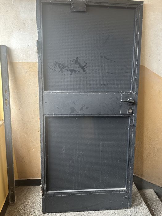 Продавам масивна  входна врата