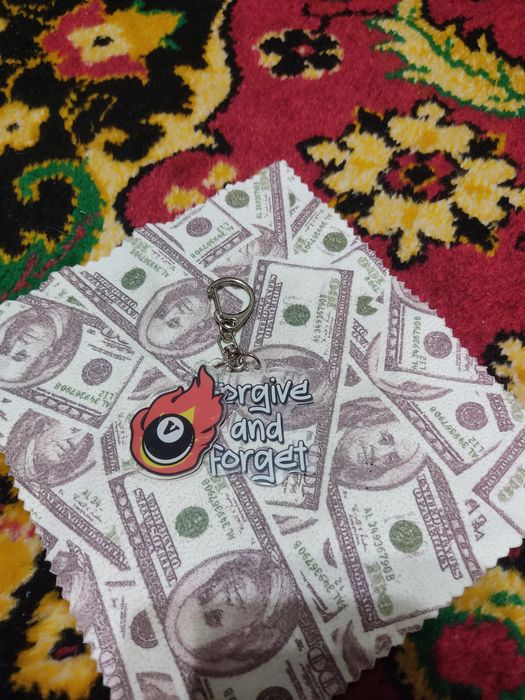 Продам брелки на ключи