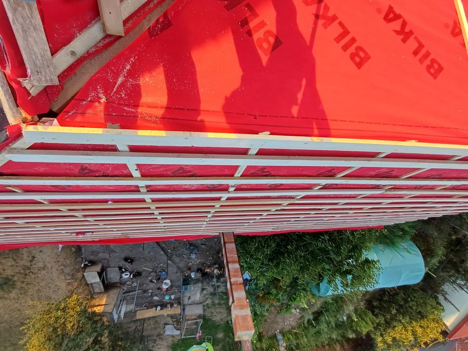 Firmă specializată. 
Executăm sau modificăm 
orice tip de Acoperisuri.