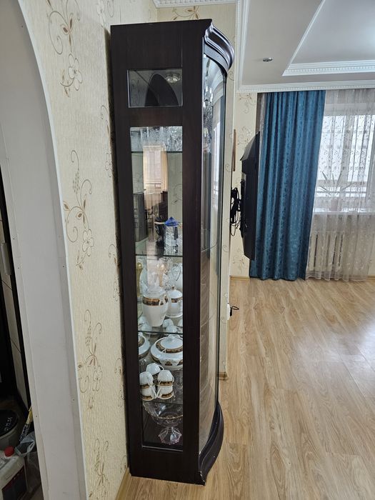 Продам шкаф витрину б/у