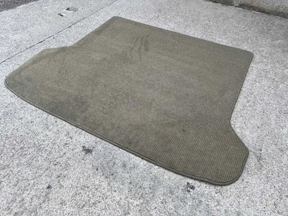 Продавам ОРИГИНАЛНА стелка/постелка за багажник за Волво/Volvo!