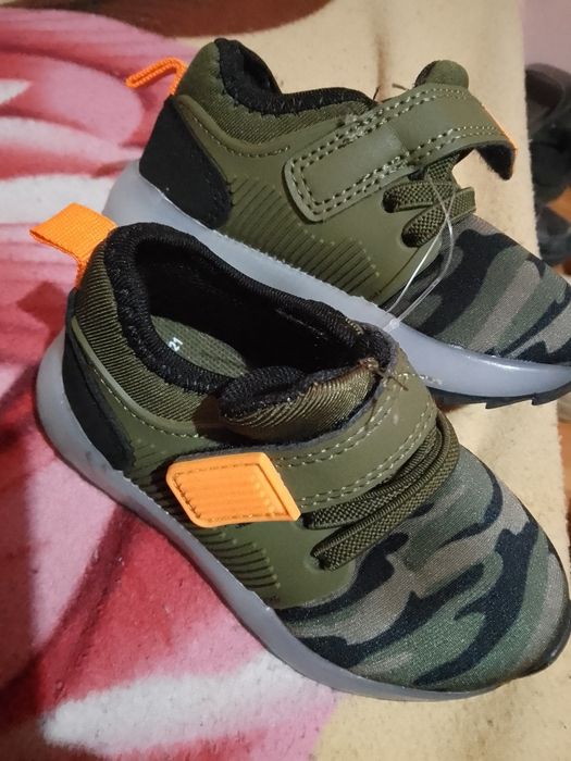 Vand adidasi PRIMARK cu leduri pentru copii