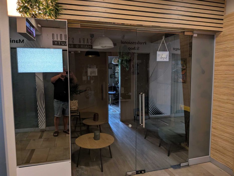 Cafenea Salon plus spatiu Rin Grand Residence
