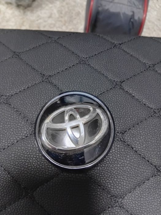 Центральные колпачки оригинал Toyota Lexus