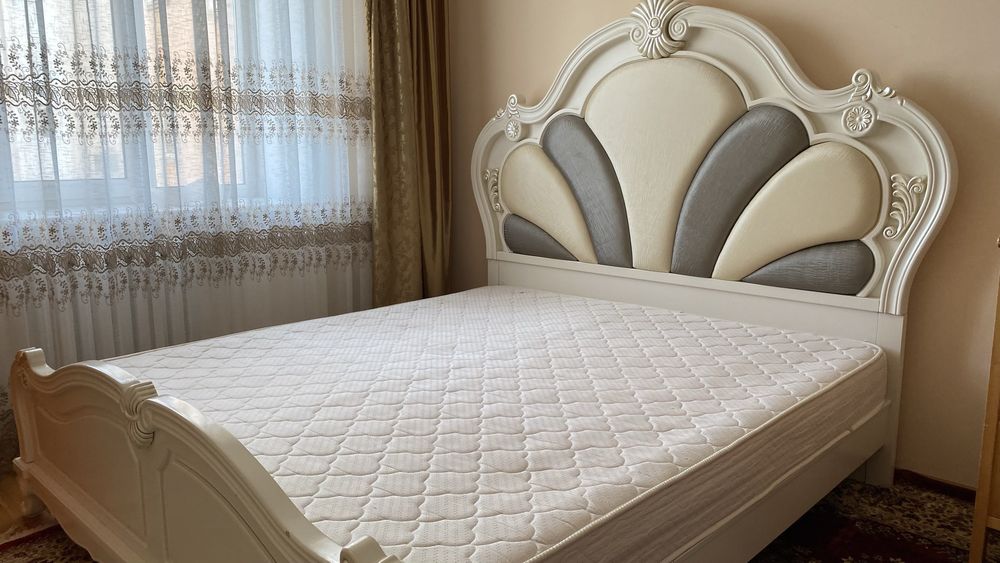 Продам кровать  цвет белы жемчуг.