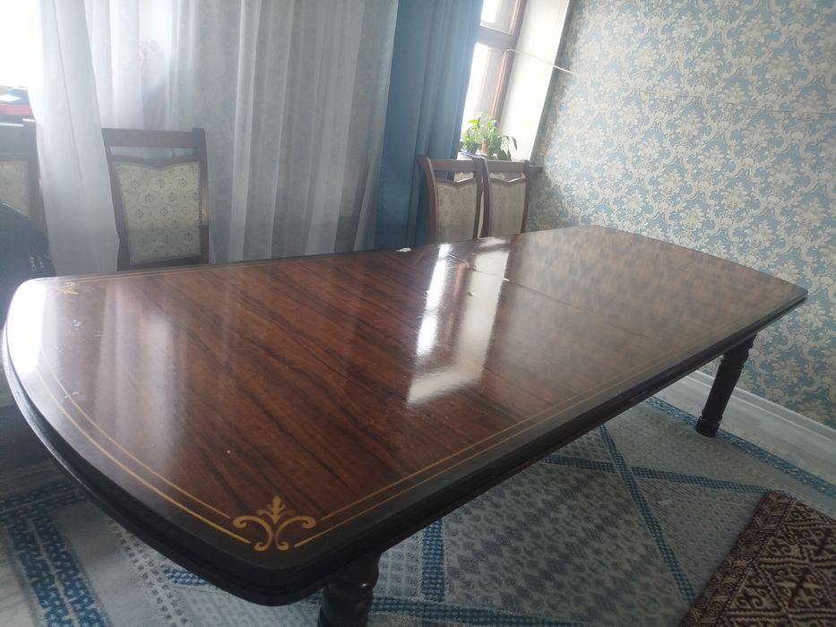 Стол  гостинный ..