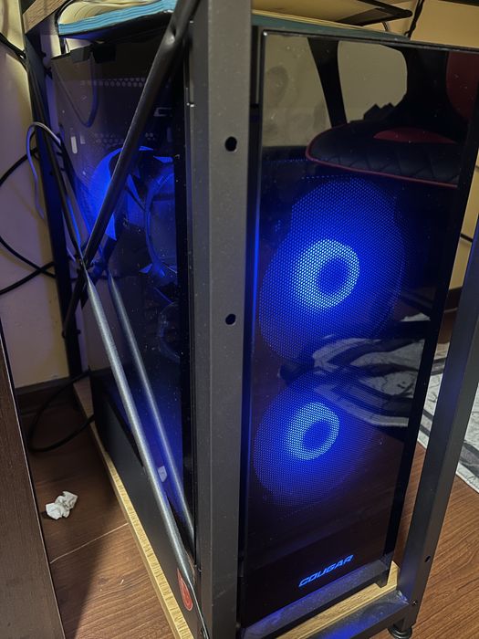 Геймърски компютър и монитор