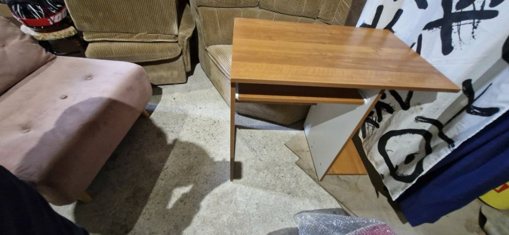 Продавам диван 120евро фотьоил 120 евро бюро 25 евро