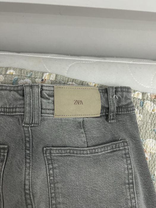 Серые джинсы ZARA