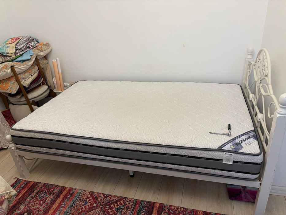 Кровать с матрасом