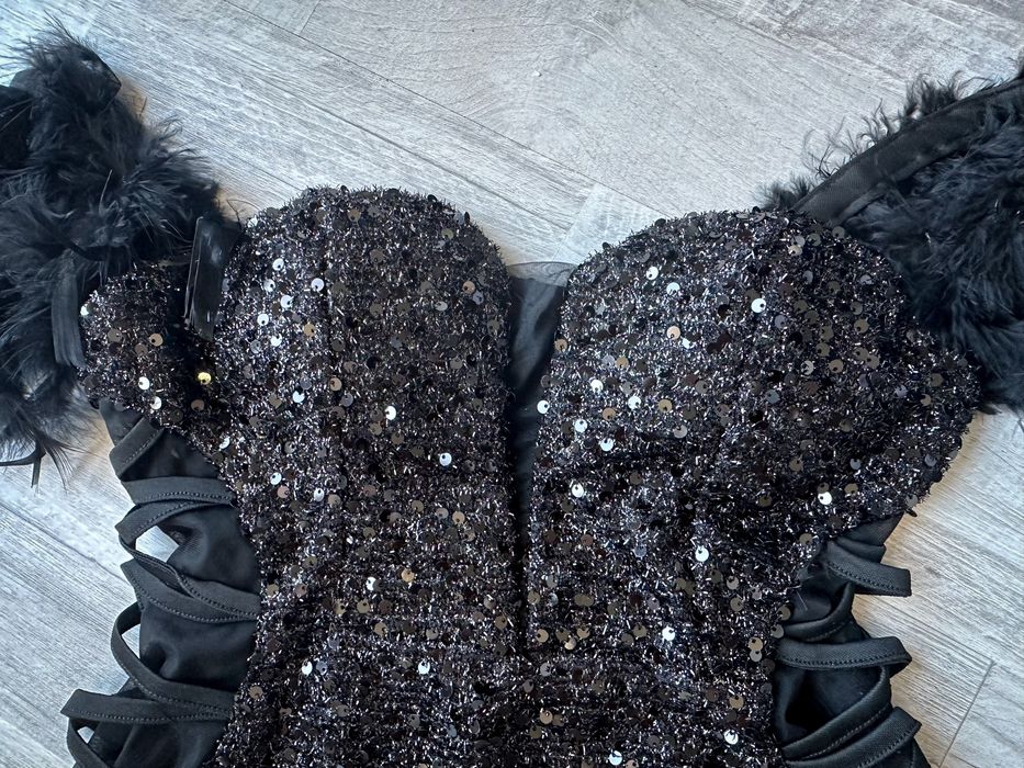 Нова къса черна рокля с пайети и пера