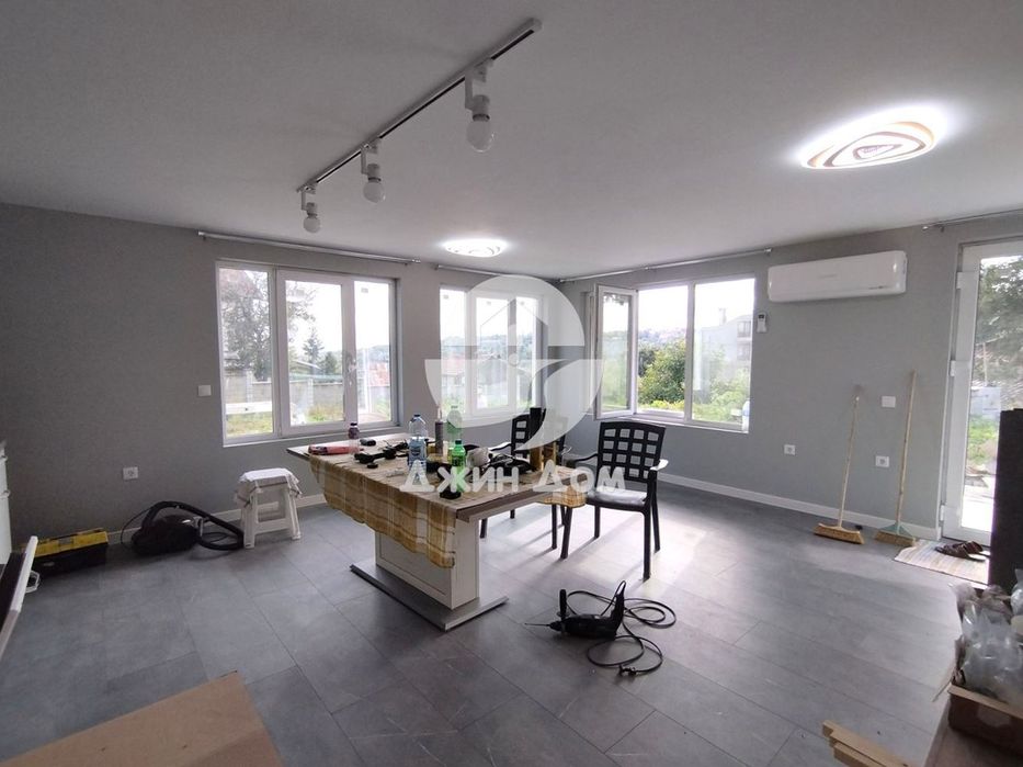 Просторна двуетажна къща в гр. Бяла