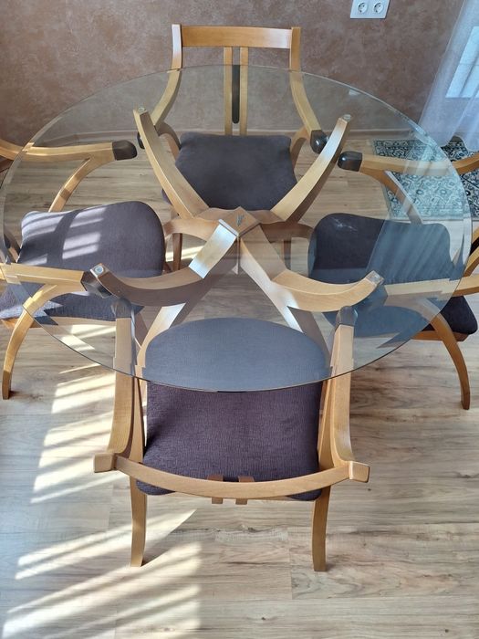 Маса и четири стола.