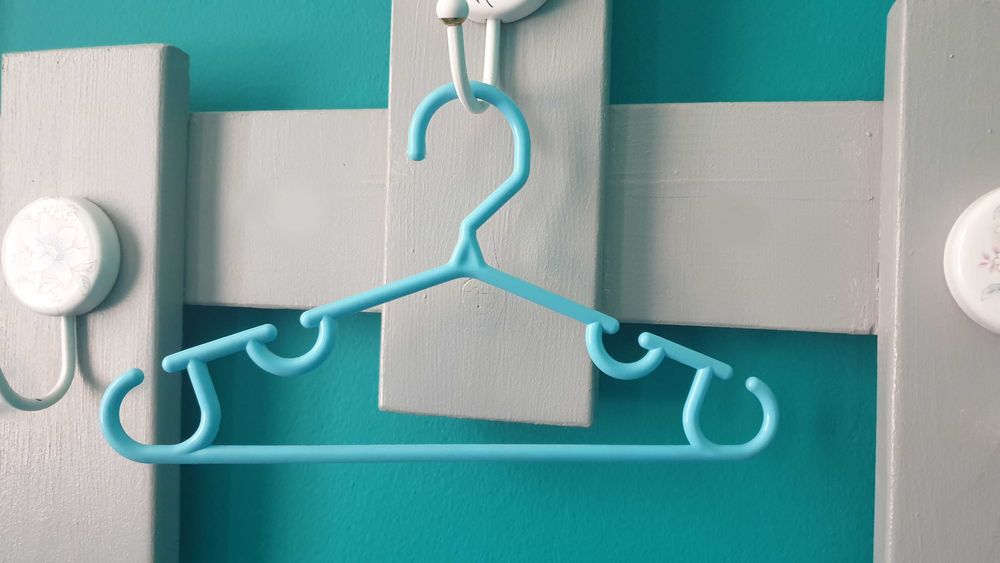 Вешалки детские пластиковые