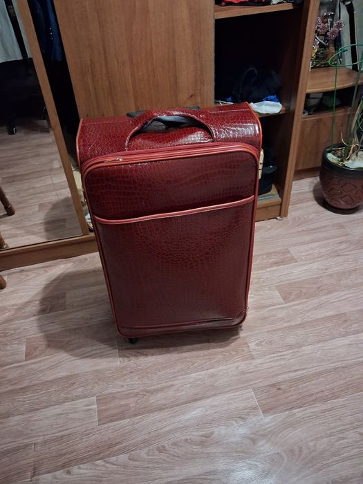 Продам чемодан 100л