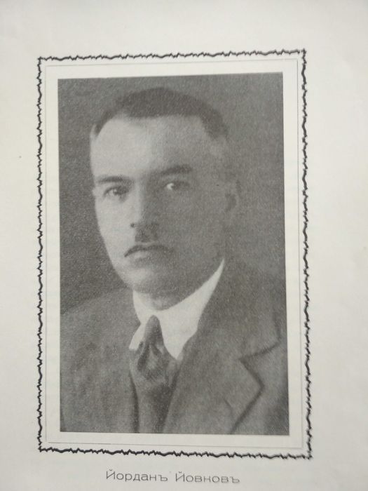 Продавам стари книги антикварни