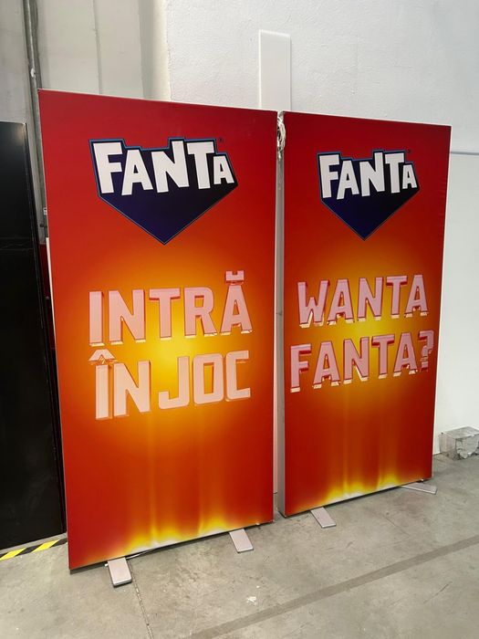 Casete luminoase și litere volumetrice