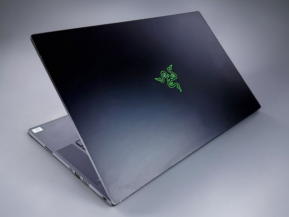 Razer Blade 15.6" Full HD 300Hz Intel Core i7-10875H 32GB DDR4 512GB SSD RTX 2080 Super Max-Q Геймърски лаптоп