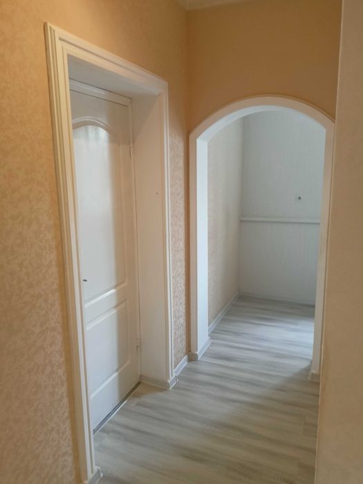 Двухкомнатная квартира 49,8 м.кв на первом этаже .